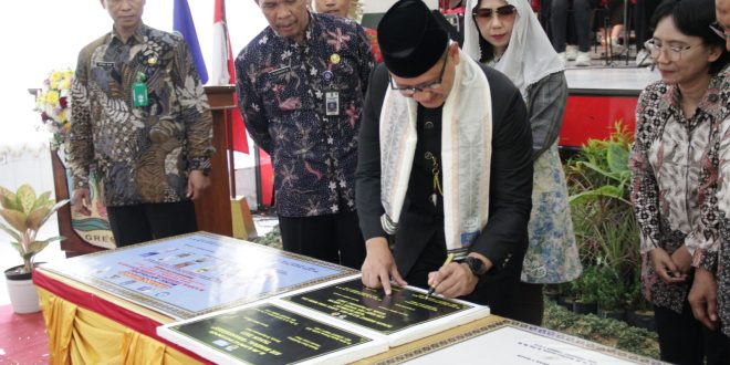 Launching buku Literasi SMAN 1 Gresik oleh Kepala Dinas Pendidikan Jatim 2