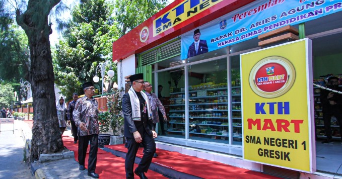 Launching KTH Mart mini market SMANSA Gresik oleh Kepala Dinas Pendidikan Jatim