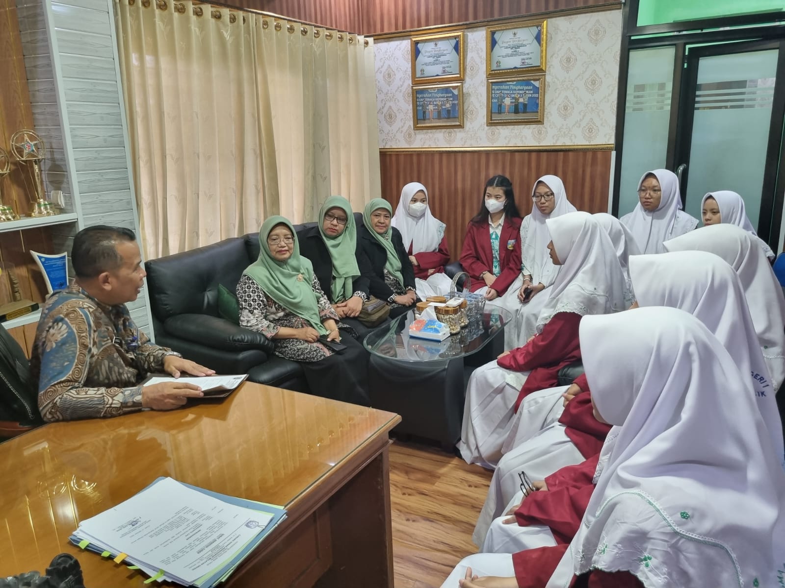 Pelepasan dan motivasi edu-trip SMAN1 Gresik dari kepala dinas pendidikan provinsi jawa timur cabang dinas Gresik