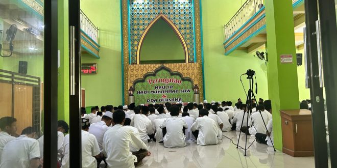 do'a bersama saat peringatan maulud Nabi Muhammad SAW di SMAN 1 Gresik