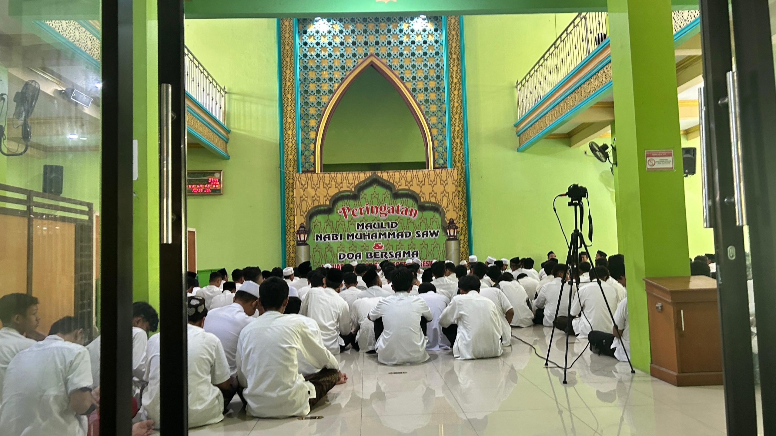 do'a bersama saat peringatan maulud Nabi Muhammad SAW di SMAN 1 Gresik