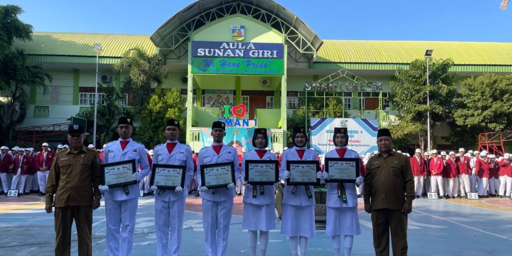 Enam siswa SMA Negeri 1 Gresik Lolos Pasukan Pengibar Bendera Pusaka Kabupaten Gresik 17 AGUSTUS 2024