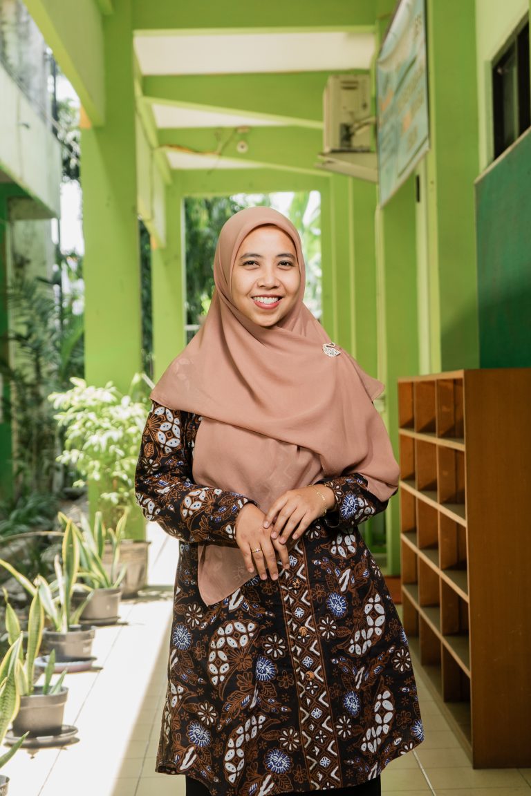 KRISTINA HELGAWATI, S.Pd. - GEOGRAFI