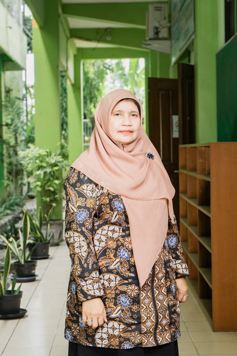 Dra. ASTININGSIH - PPKn