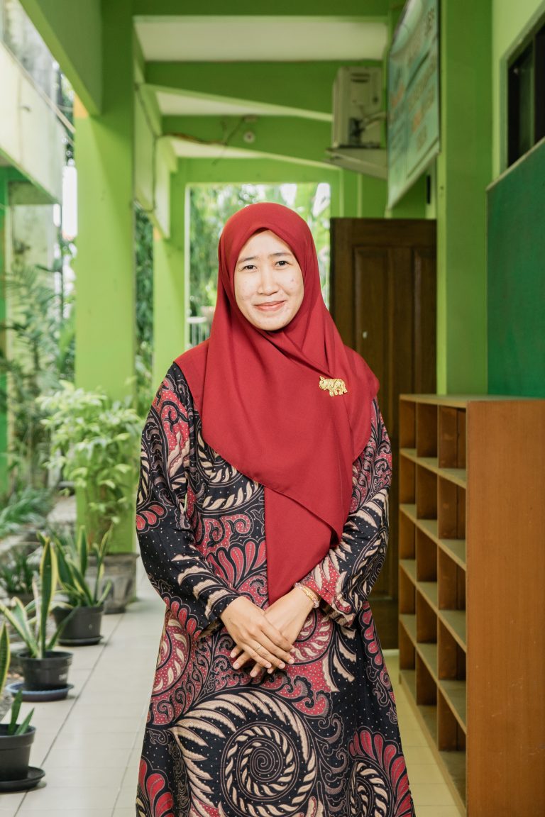 PUTRI RATNA ZUNITA, S.Sos. - SOSIOLOGI
